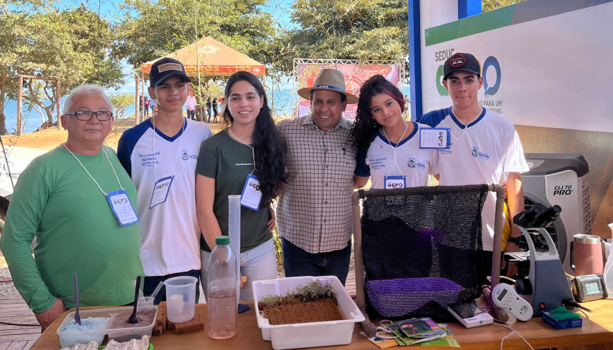 Secretário da Educação recebe estudantes de diversas regiões no estande da Seduc na Agrotins