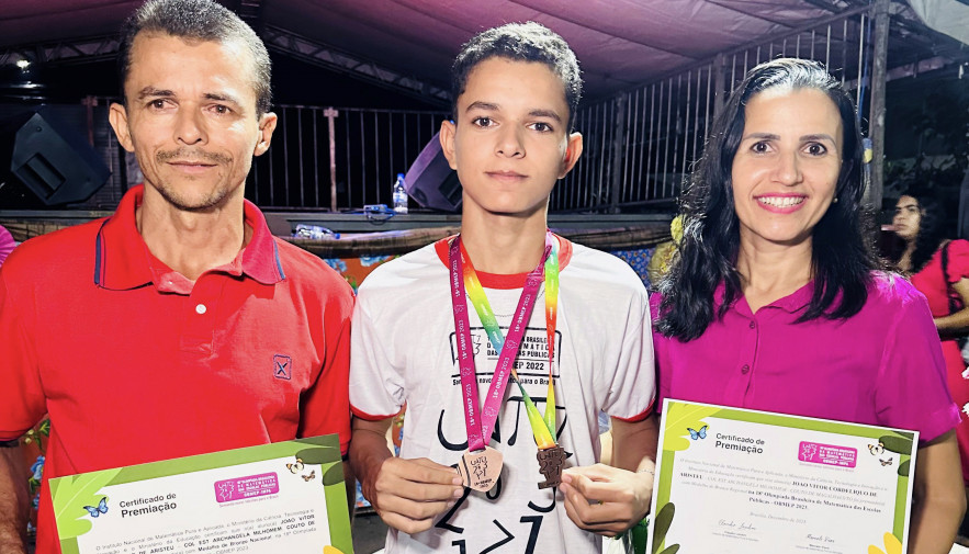 Estudante da rede estadual recebe medalhas de bronze conquistadas na Obmep