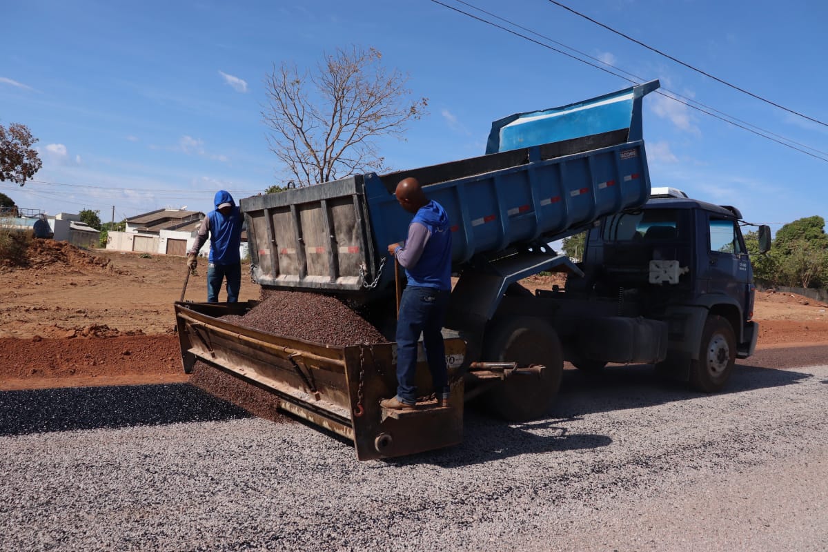 Prefeitura de Gurupi inicia aplicação de capa asfáltica na Rua Oeste do Residencial Daniela e intensifica recapeamento nos bairros